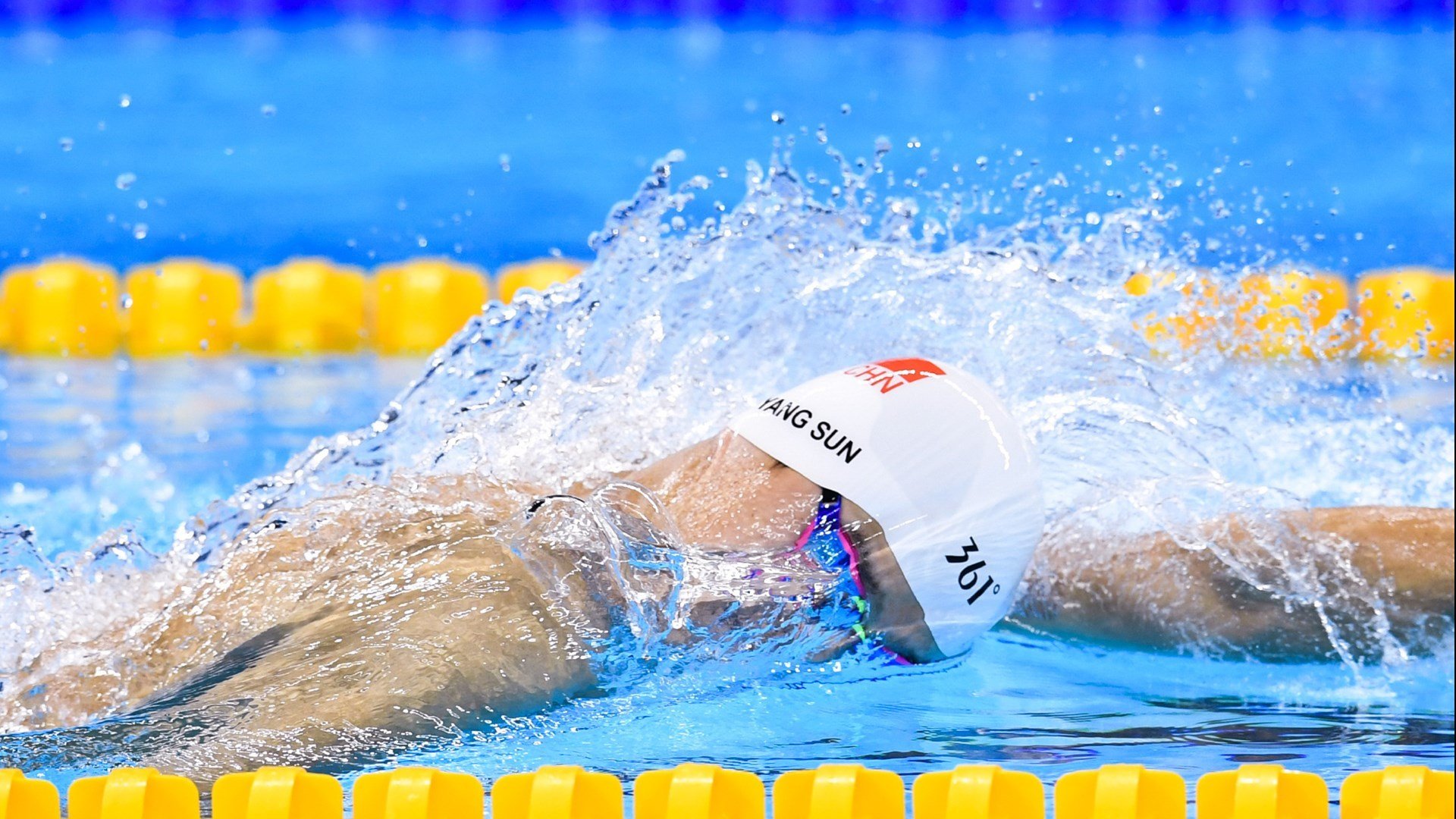 _现场气氛火爆，粉丝欢呼声经久不息！_，现场气氛爆棚